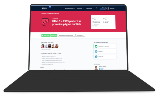Notebook com curso da alura na tela